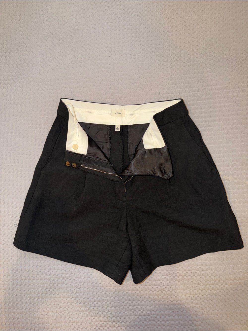 Aritzia Wilfred Black High-Rise Pleated Front Women's Shorts